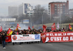 اعتقال العشرات في فرنسا في احتجاجات بعد نجاة الحكومة من تصويت لحجب الثقة