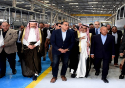 بالصور.. رئيس الوزراء يتفقد مصنع الشركة العربية للتجارة والتصنيع وخدمات النقل لتصنيع وتجميع الحافلات