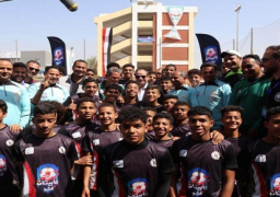 بالفيديو والصور.. السيسي يلتقي عددا من المشاركين في برنامج “كابيتانو مصر” خلال جولته ببالمنيا