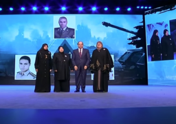صورة تذكارية للرئيس السيسي مع ثلاث أمهات من شهداء القوات المسلحة