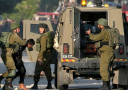 قوات الاحتلال تعتقل 10 مواطنين من الضفة الغربية