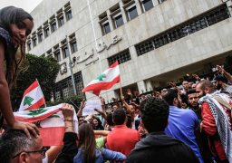 لبنانيون يتظاهرون أمام المصرف المركزي في شارع الحمراء