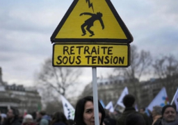 متظاهرون يغلقون الطريق المؤدي للمبنى رقم “1” بمطار شارل ديجول بباريس