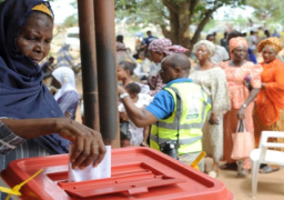 نيجيريا ترجئ انتخابات حكام الولايات والمجلس النيابية أسبوعًا