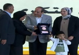 الرئيس السيسي يكرم عددًا من أبناء الشهداء خلال الاحتفال بعيد الفطر المبارك