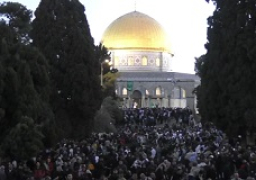 120 ألف فلسطيني يؤدون صلاة عيد الفطر في رحاب المسجد الأقصى المُبارك