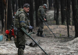 الاستخبارات البريطانية: جهود إزالة الألغام في أوكرانيا قد تستغرق عقدا على الأقل