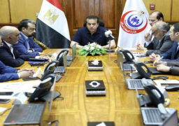 بالصور.. وزير الصحة يترأس غرفة الأزمات والطوارىء المركزية لمتابعة سير العمل بخطة التأمين الطبي في العيد