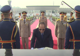 بالفيديو .. الرئيس السيسي يضع إكليلًا من الزهور على النصب التذكاري لشهداء القوات المسلحة