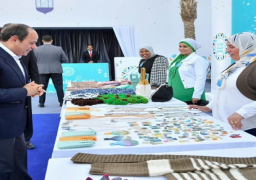 بالفيديو والصور.. الرئيس السيسي يتفقد معرض الأسر المنتجة بالأسمرات