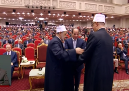شيخ الأزهر يهدي الرئيس السيسي نسخة من القرآن الكريم خلال احتفالية ليلة القدر