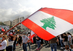 محتجون في لبنان يحاولون اقتحام الأسلاك الشائكة بمحيط مجلس الوزراء والأمن يرد بقنابل مسيلة للدموع