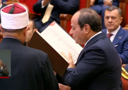 وزير الأوقاف يهدي الرئيس السيسي نسخة من “القرآن الكريم” خلال احتفالية ليلة القدر
