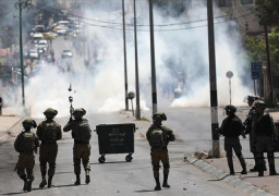 مواجهات بين الفلسطينيين وقوات الاحتلال الإسرائيلي في بلدة “بيت أمر” بالخليل