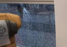 كسر زجاج قطار تالجو الفاخر ناتج عن قيام أحد الأطفال العابثين برشق الحجارة