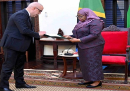 بالصور.. وزير الإسكان يسلم رسالة من الرئيس السيسي لرئيسة تنزانيا تؤكد متانة العلاقات الثنائية