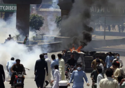 قطع طرق واحتجاجات في مدن باكستانية بعد اعتقال عمران خان