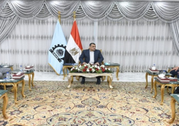 وزير الدولة للإنتاج الحربي يتفقد مصنع إنتاج وإصلاح المدرعات