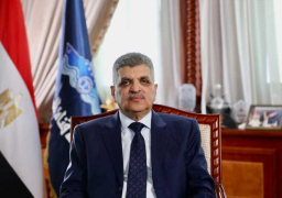 الفريق أسامة ربيع .. الدفع بـ3 قاطرات لسحب ناقلة بترول تعطلت أثناء عبور قناة السويس