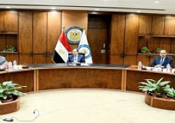 “الملا” يسلم ثاني رخصة لمزاولة نشاط تموين السفن بالوقود بالموانئ المصرية