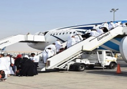 غادر أول فوج من حجاج بيت الله الحرام “بعثة حج القرعة” اليوم /السبت/ متوجها إلى المملكة العربية السعودية.