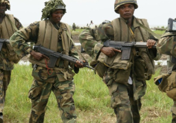 القوات النيجيرية تداهم معاقل ميليشيات سرقة النفط في جنوب البلاد وتصادر أسلحة وعتاد