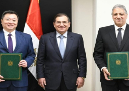 بالصور.. البترول: إتمام اتفاقية دمج شركتي “خالدة وقارون” مع “أباتشي” الأمريكية