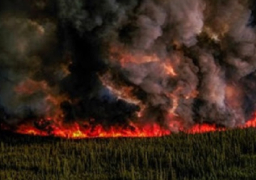 حرائق الغابات في كندا تهدد البنية التحتية وتفرض الإجلاء على السكان