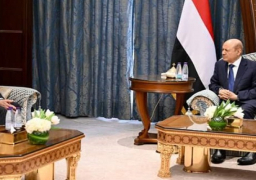 رئيس القيادة اليمني يؤكد ضرورة انتقال المجتمع الدولي إلى دائرة الفعل إزاء الانتهاكات الحوثية