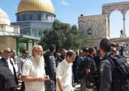 مُستوطنون إسرائيليون يقتحمون باحات المسجد الأقصى بحماية شرطة الاحتلال