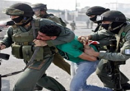 جنود الاحتلال والمُستوطنون يعتدون على الفلسطينيين في مناطق متفرقة بالضفة الغربية