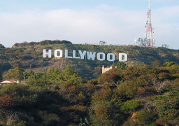 احتجاجات على الذكاء الاصطناعي والأجور يعطل صناعة الأفلام بهوليوود