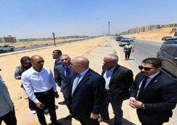 بالصور.. وزير الإسكان يتفقد مشروعات تطوير محاور الطرق ومشروع منطقة الخدمات بمدينة القاهرة الجديدة