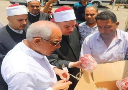 بالصور..محافظ الجيزة يشهد توزيع 2 طن من لحوم أضاحي الأوقاف