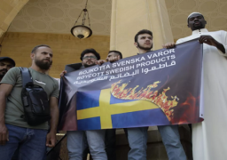 شخصان يحرقان نسخة من المصحف أمام مبنى البرلمان في السويد