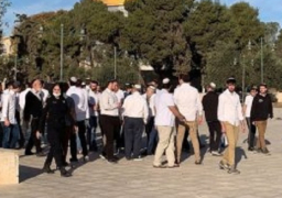 عشرات المستوطنين يقتحمون باحات الأقصى تحت حماية شرطة الاحتلال الإسرائيلي