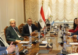 وزير قطاع الأعمال يبحث إنشاء أول مصنع لأكياس الدم في مصر