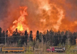 السلطات الكندية تأمر بإخلاء مدينة “هاي ريفر” بسبب حرائق الغابات