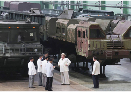 زعيم كوريا الشمالية يتفقد مصانع عسكرية رئيسية في البلاد