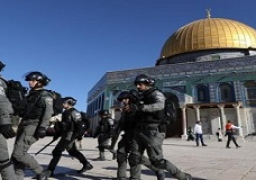 عشرات المستوطنين الإسرائيليين يقتحمون باحات الأقصى بحماية من شرطة الاحتلال