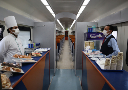 بيان وزارة النقل بشان … الصورة المتداوله لقيام بعض العاملين بمحطة رمسيس للسكك الحديدية بتناول الطعام على إحدي بوابات المرور الإلكترونية داخل صالة المحطة