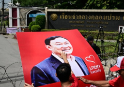 القضاء التايلاندي يأمر بسجن رئيس الوزراء السابق تاكسين شيناواترا ثماني سنوات