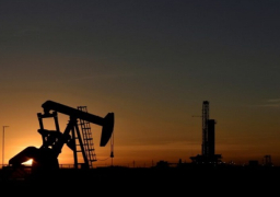 النفط ينخفض بفعل زيادة محتملة في الإمدادات العراقية ومخاوف حيال الطلب