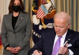 الولايات المتحدة تحظر الاستثمار بتقنيات حساسة في الصين.. وبكين تتأهب بإجراءات