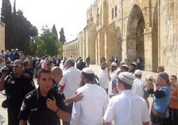 عشرات المستوطنين الإسرائيليين يقتحمون باحات “الأقصى” بحماية من شرطة الاحتلال