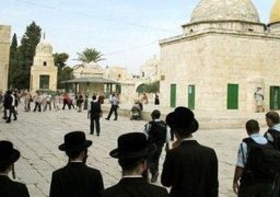 مُستوطنون إسرائيليون يقتحمون باحات المسجد الأقصى المبارك بحماية شرطة الاحتلال