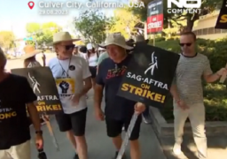 نجوم تلفزيون يتظاهرون في كاليفورنيا لتنشيط إضراب نقابة ممثلي الشاشة وكتاب هوليوود