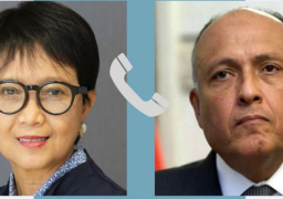 وزير الخارجية يبحث هاتفيا مع نظيرته الإندونيسية سبل تعزيز العلاقات بين البلدين