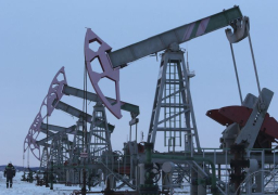 توقعات الطلب تضغط على أسعار النفط وبرنت يظل فوق 90 دولاراً للبرميل