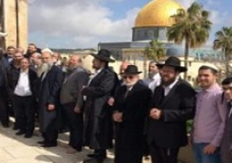 مُستوطنون يؤدُّون طقوسًا تلمودية بالقدس في أول أيام “عيد العرش” اليهودي